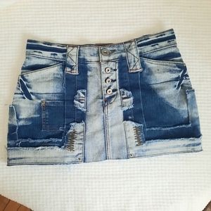 Distressed mini demin skirt